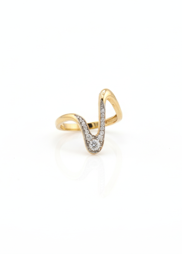 Riviera V-Crest Ring