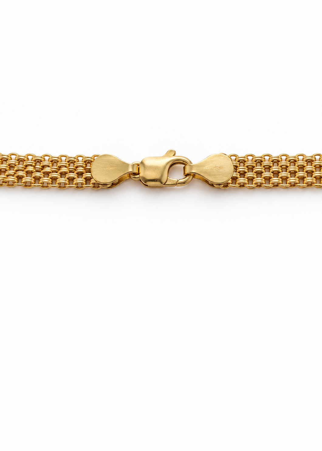 Close-up of the lobster clasp and end plates on the Italian 18K yellow gold 7.2 mm Bismarck chain.