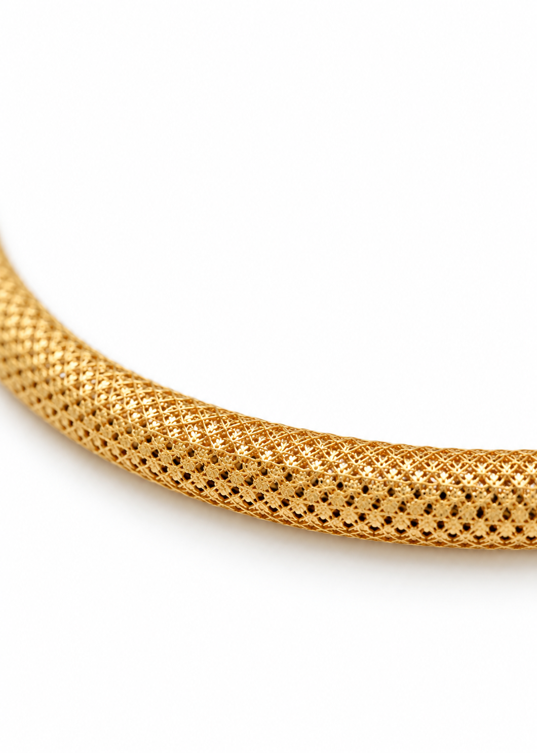 Close-up of the intricate tubular mesh texture in Italian 18K yellow gold.