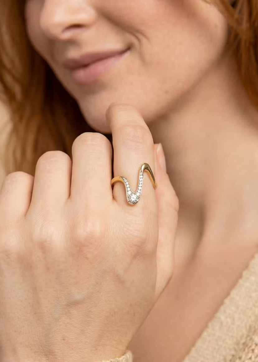 Riviera V-Crest Ring